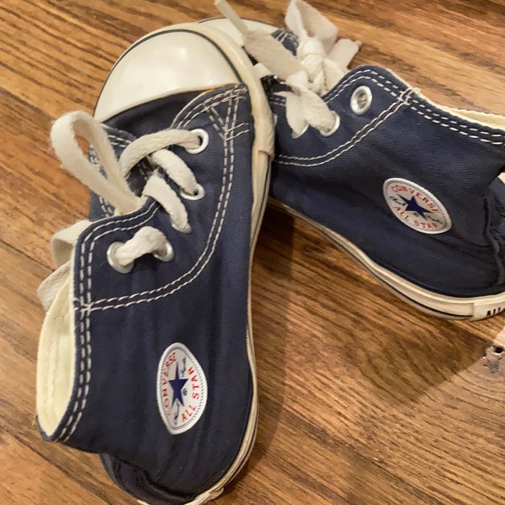 Kids converse ! Navy blue size 8!